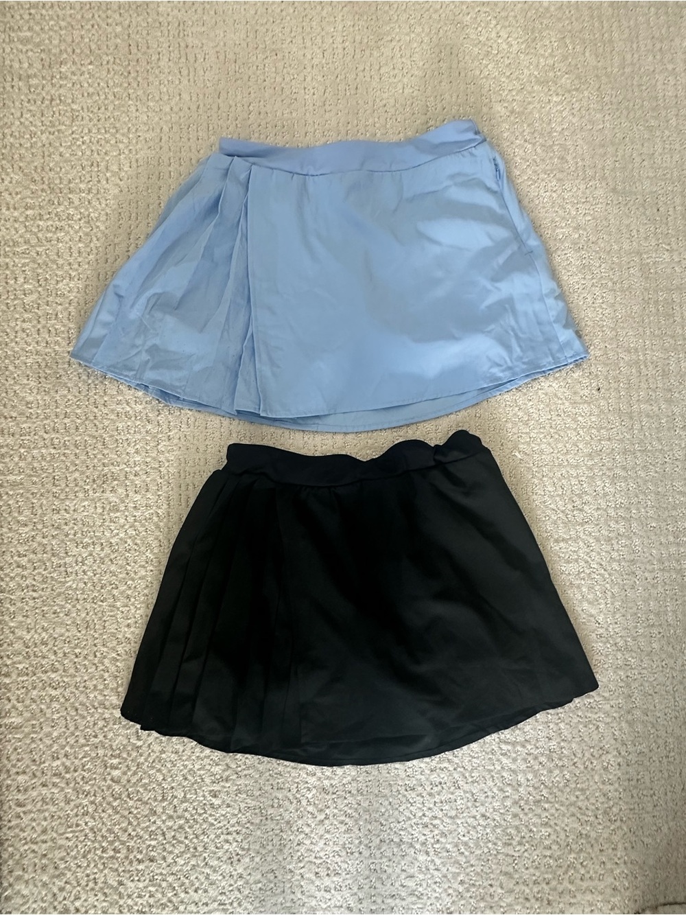 Women’s Pleated Athletic Mini Skirt - Light Blue and Black {BOTH}
